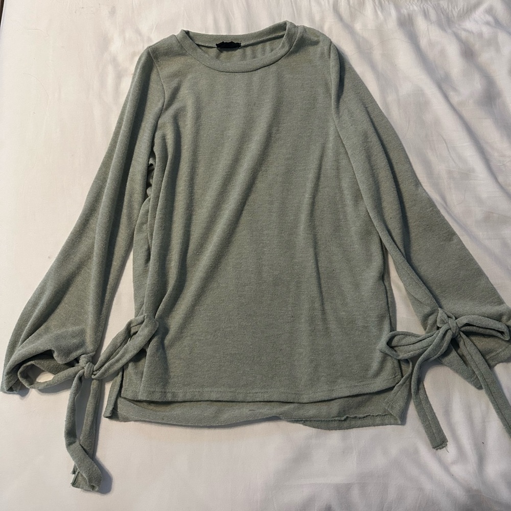 Green long sleeve with bow tie on wrist